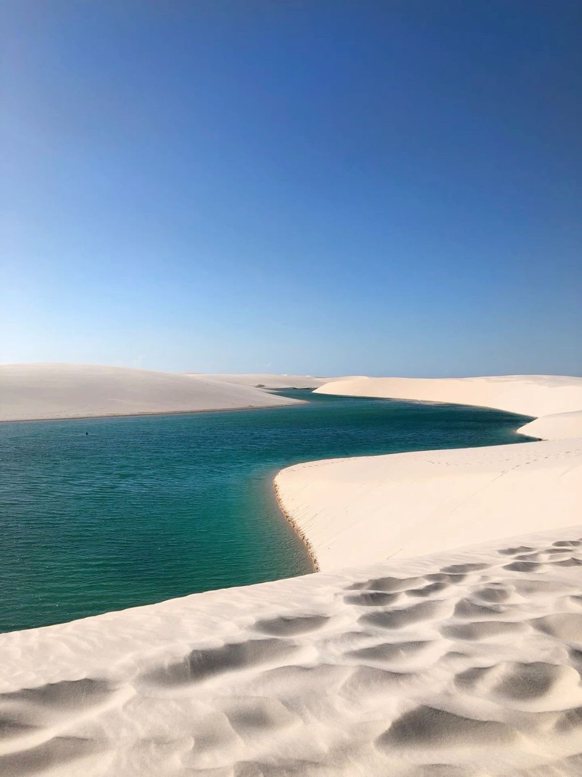Veículo 4x4 em paisagem dos Lençóis Maranhenses